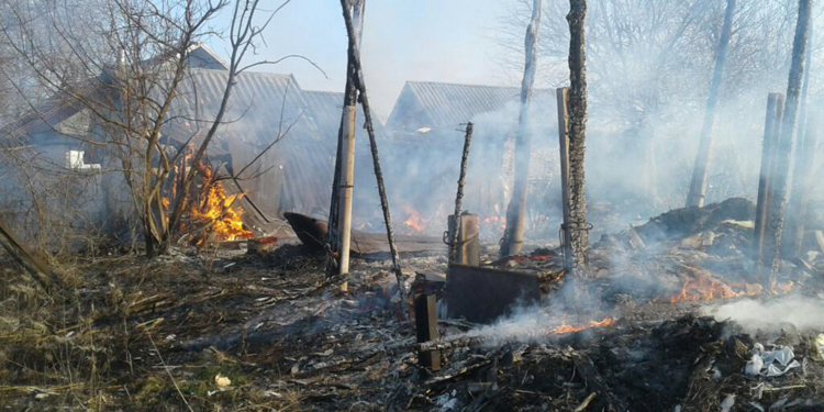 На Николаевщине неаккуратно сжигали мусор и едва не сожгли дом (ФОТО)