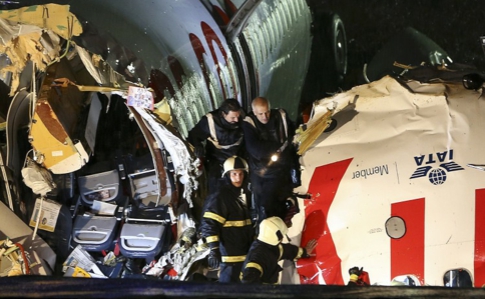 Госпитализированы 120 пассажиров самолета, потерпевшего крушение в Стамбуле (ВИДЕО) 1