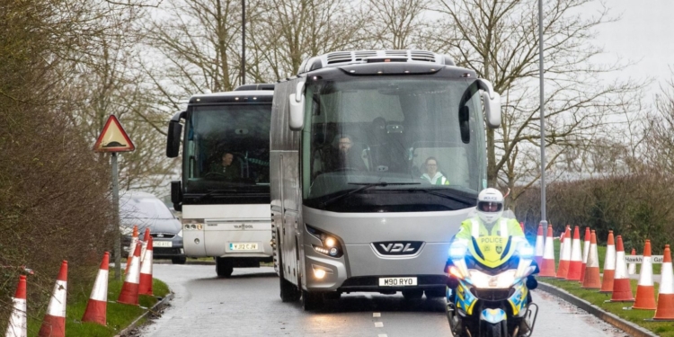 Без паники и блокирования дорог: в Британии организовали карантин для прибывших из Уханя (ФОТО)