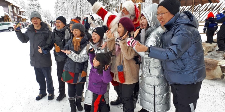 Часть отдыхающих в Лапландии китайцев не хочет возвращаться на родину – туристы просят продления визы