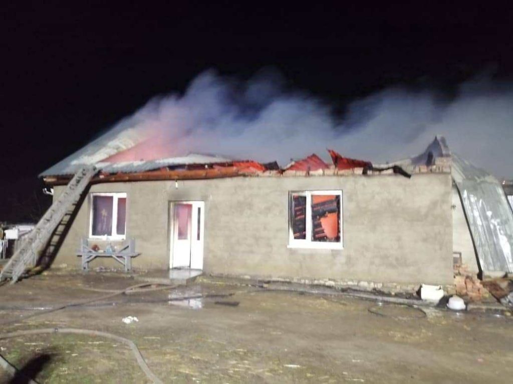 На Николаевщине сгорел дом священника ПЦУ. Если можете помочь - помогите 3