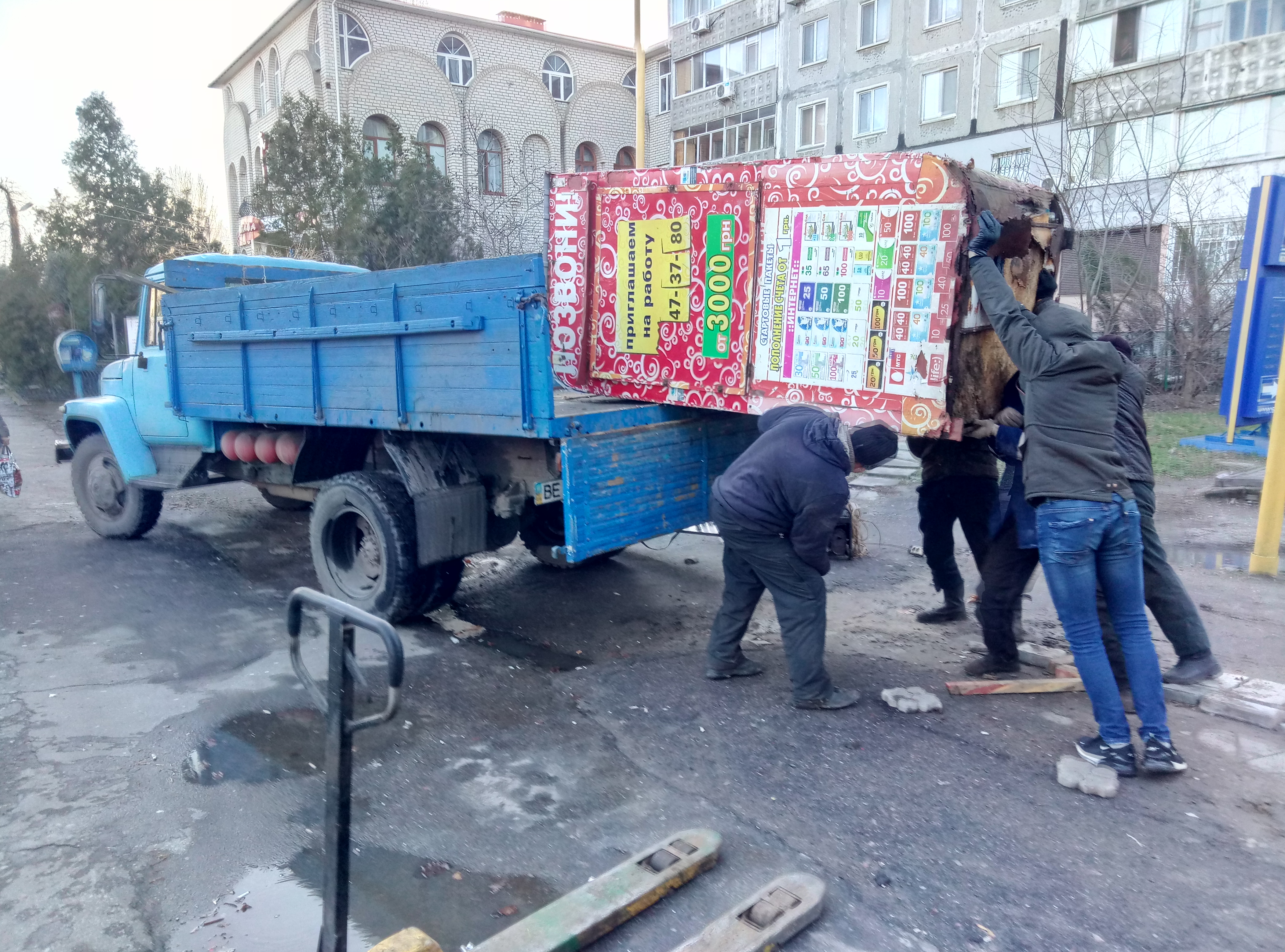 На Намыве демонтировали незаконную «позвонишку» и 49 рекламных растяжек (ФОТО)