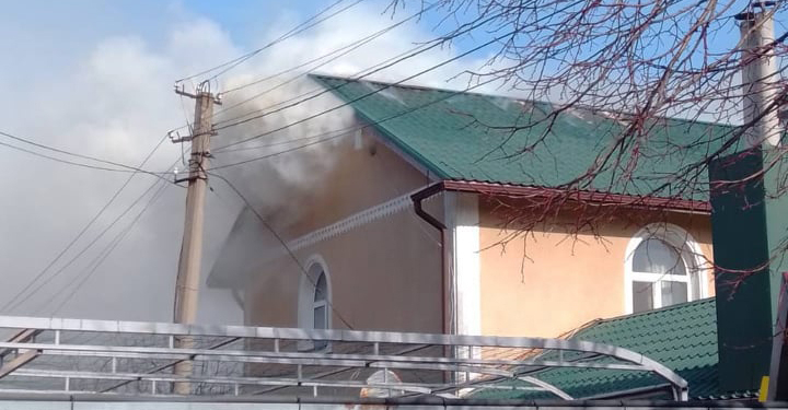 В Варваровке тушили крышу жилого дома (ФОТО)