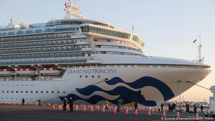 Медики обнаружили 67 новых случаев заражения коронавируса на борту круизного лайнера Diamond Princess в Японии 1