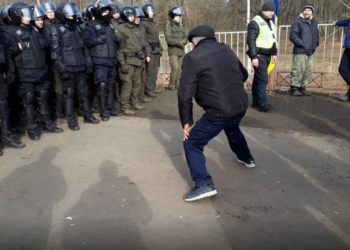 У полиции Полтавы расходятся “показания”: спикер полиции говорит, что большинство задержанных во время протестов в Новых Санжарах – не местные, начальник полиции – что местные