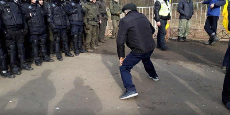 У полиции Полтавы расходятся “показания”: спикер полиции говорит, что большинство задержанных во время протестов в Новых Санжарах – не местные, начальник полиции – что местные