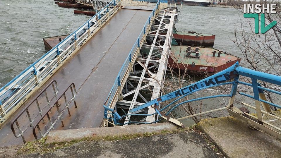 В Николаеве рухнула в воду часть понтонного моста через реку Ингул (ФОТО, ВИДЕО) 1
