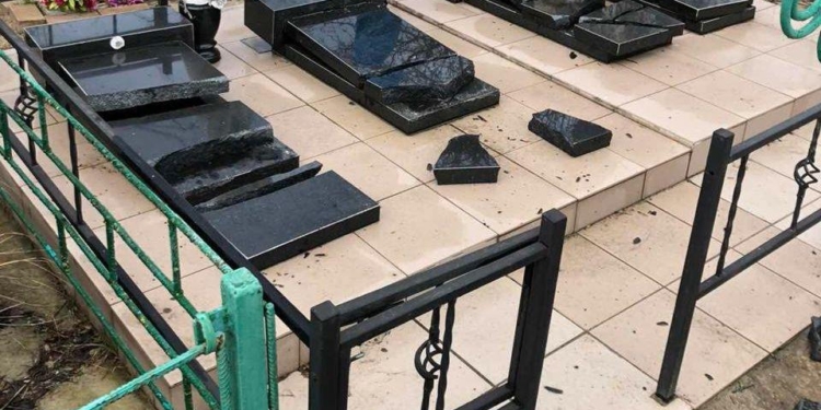 На Николаевщине две ученицы лицея разбивали надгробные памятники на кладбище (ФОТО)
