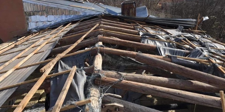 Сорванную ураганом крышу ДК «Корабельный» в Николаеве временно за свой счет накроет подрядчик (ФОТО)