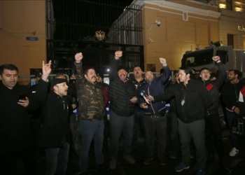 В Стамбуле митингуют под Генконсульством России и называют Путина убийцей (ВИДЕО)