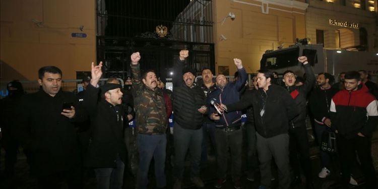 В Стамбуле митингуют под Генконсульством России и называют Путина убийцей (ВИДЕО)