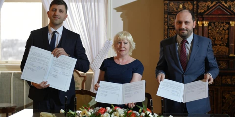 Чешские историки получат расширенный доступ к архивам Украины (ФОТО)