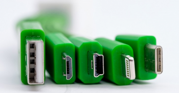 До июля в ЕС должны принять новые правила, чтобы с покупкой нового телефона людям не пришлось покупать новое зарядное устройство