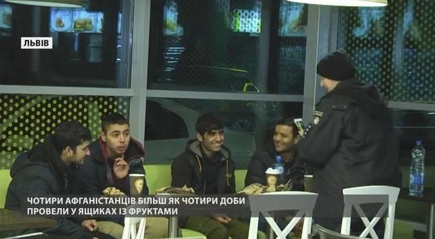 Под Львовом из рефрижератора, который ехал в Россию, достали четырех подростков-нелегалов в полубессознательном состоянии (ВИДЕО)