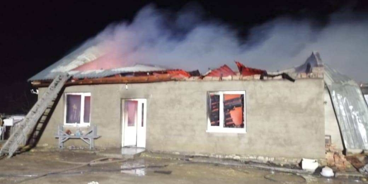 На Николаевщине два с половиной часа тушили горящий жилой дом (ФОТО)