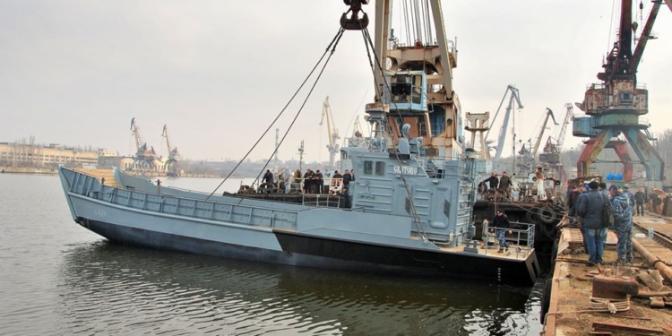 На Николаевском судостроительном заводе после доковой части ремонта спустили на воду десантный катер «Сватово» (ФОТО)