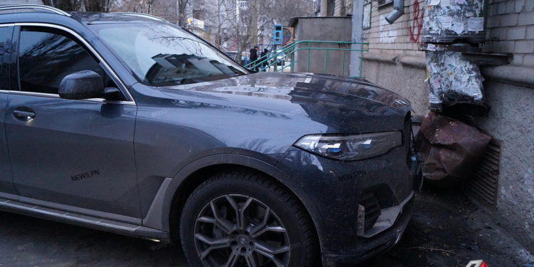 В Николаеве «ВМW Х7» врезался в дом