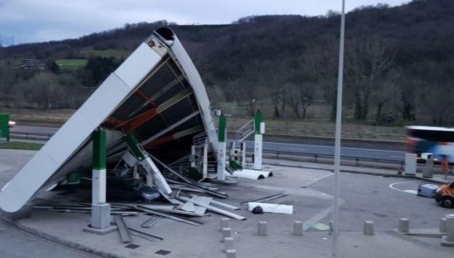 Шторм в Европе забрал уже восемь жизней