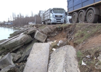 Беда. В Одессе ураган повредил Хаджибеевскую дамбу (ФОТО, ВИДЕО)