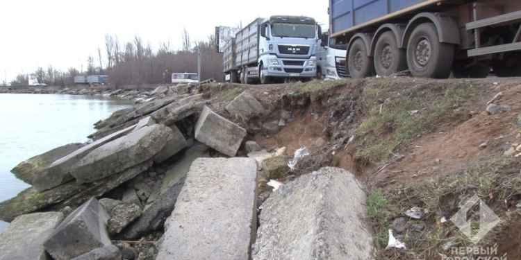 Беда. В Одессе ураган повредил Хаджибеевскую дамбу (ФОТО, ВИДЕО)