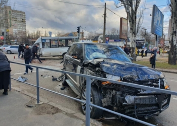 Кровавое ДТП в центре Николаева: после столкновения с внедорожником перевернулась маршрутка (ФОТО, ВИДЕО)
