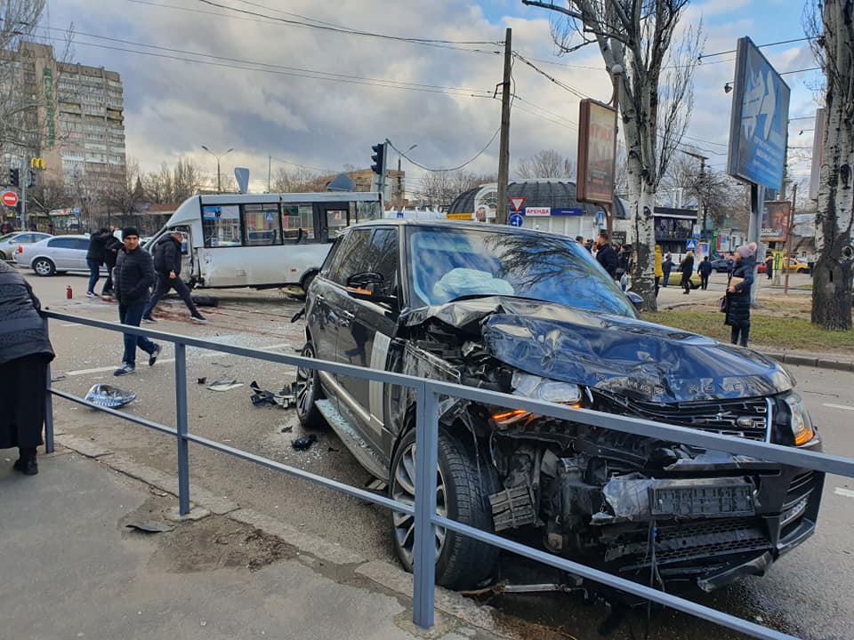 Николаевская полиция задержала водителя «Range Rover», врезавшегося в маршрутку 1