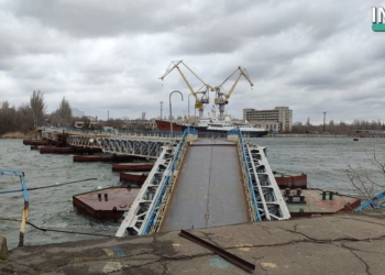 В Николаеве рухнула в воду часть понтонного моста через реку Ингул (ФОТО, ВИДЕО)
