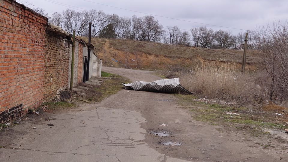 Хроники штормового ветра в Николаеве: сорванные крыши, поваленные деревья и заборы (ФОТО) 7
