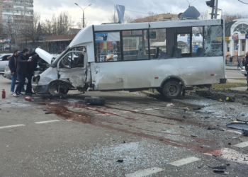 Кровавое ДТП в центре Николаева: после столкновения с внедорожником перевернулась маршрутка (ФОТО, ВИДЕО)