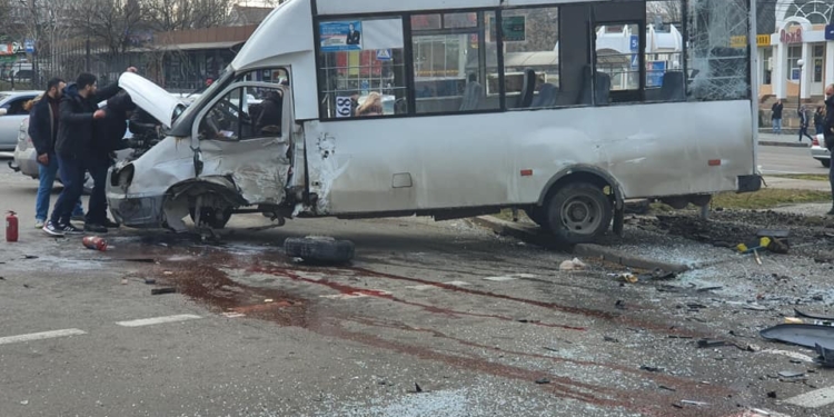 Кровавое ДТП в центре Николаева: после столкновения с внедорожником перевернулась маршрутка (ФОТО, ВИДЕО)