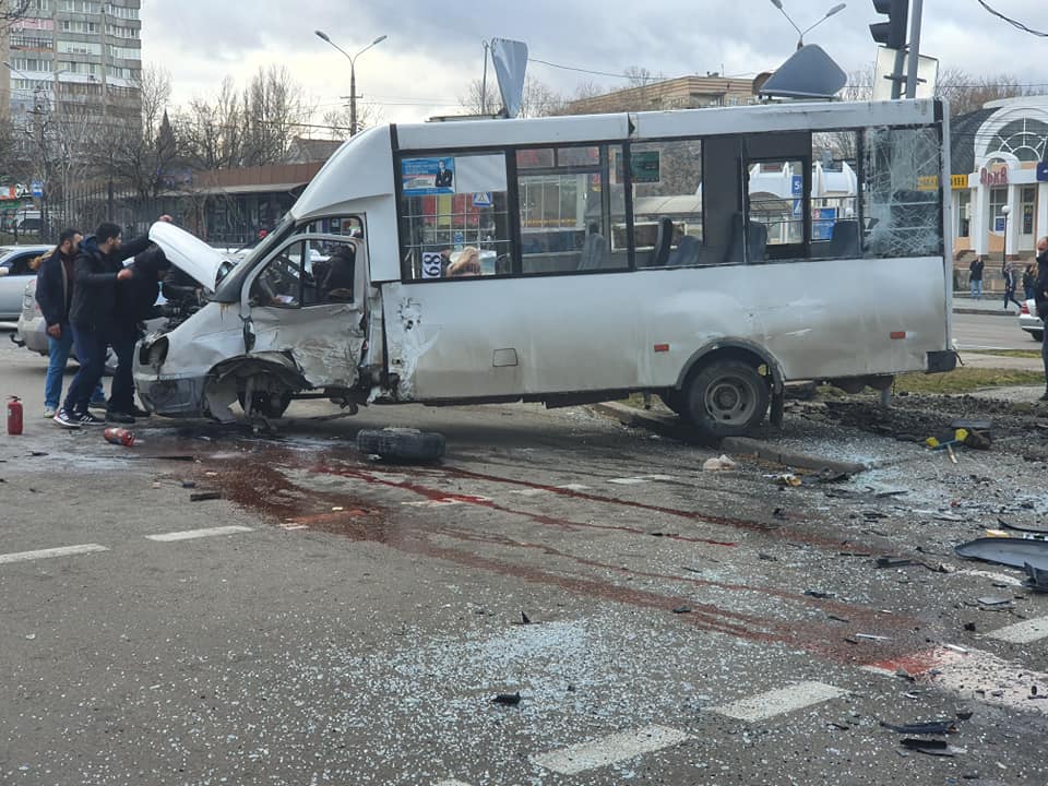 Состояние пассажиров маршрутки, пострадавших в аварии в центре Николаева, стабильное, но тяжелое 1