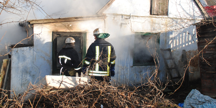 В Николаеве во время пожара в летней кухне погибла женщина и пострадал мужчина (ФОТО)