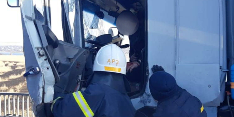 На Николаевщине – еще одно ДТП: столкнулись два грузовика, пострадавшего водителя одного из них пришлось доставать спасателям (ФОТО)