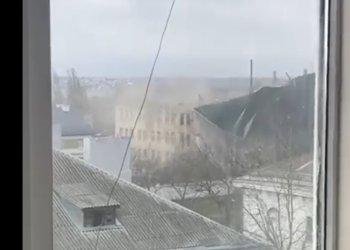Появилось видео, как шторм сдирает крышу с отремонтированной казармы в Николаеве