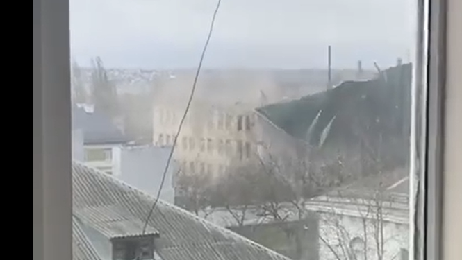 Появилось видео, как шторм сдирает крышу с отремонтированной казармы в Николаеве