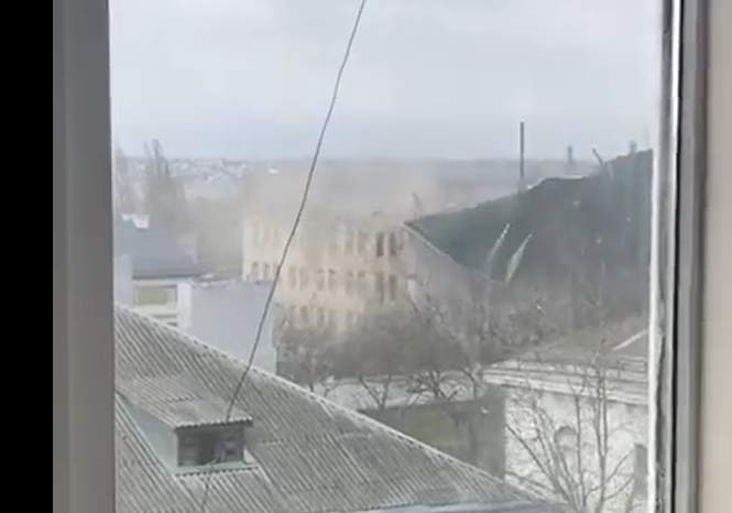 Минобороны предъявит претензию подрядчику, ремонтировавшему казарму в Николаеве, с которой шторм сорвал крышу 1