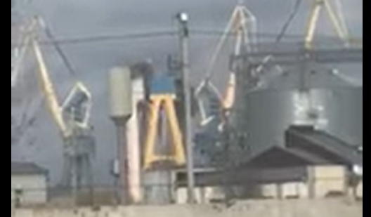 В Николаеве ураган столкнул два 900-тонных крана на судостроительном заводе (ВИДЕО 18+)