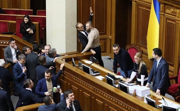 День земли в Раде: Тимошенко захватила место спикера, Кива – трибуну (ФОТО, ВИДЕО)