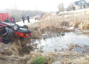 Из водоема на Львовщине вытащили авто с четырьмя трупами