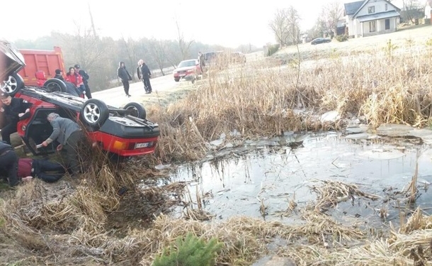 Из водоема на Львовщине вытащили авто с четырьмя трупами