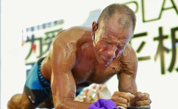 Американец в 62 года простоял в планке 8 часов