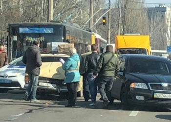В Николаеве заблокирован выезд из двух микрорайонов из-за ДТП (ФОТО)