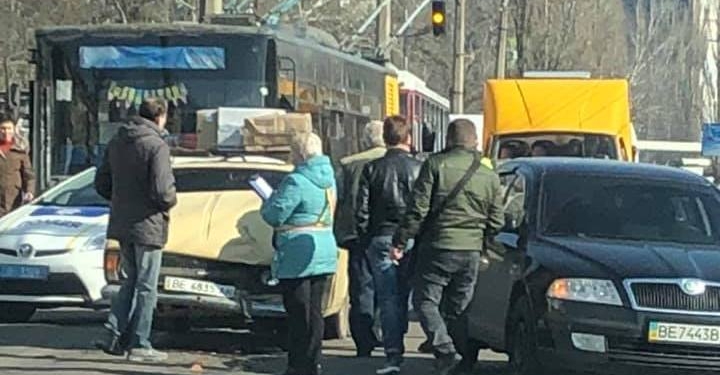 В Николаеве заблокирован выезд из двух микрорайонов из-за ДТП (ФОТО)