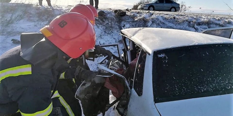 ДТП в Николаевском районе: пострадавшего водителя из легковушки доставали спасатели (ФОТО)