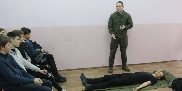 Нацгвардейцы провели занятия по тактической медицине для учеников одной из школ Николаева (ФОТО)