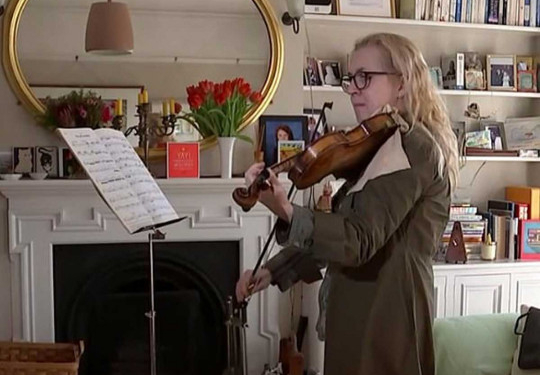 “Это моя жизнь”: музыкант играла на скрипке во время удаления опухоли в ее мозге (ФОТО)