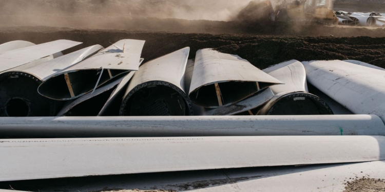 Оборотная сторона “зеленой энергетики”: старые лопасти ветротурбин закапывают в землю