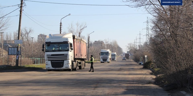 Патрульная полиция предлагает властям Николаева устроить места отстоя грузовиков, идущих в порт, за чертой города (ФОТО)