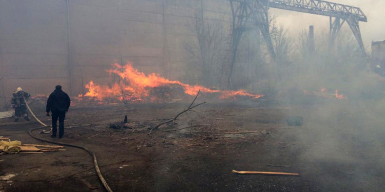 В Николаеве при ураганном ветре спасатели тушат масштабный пожар в Заводском районе (ФОТО)