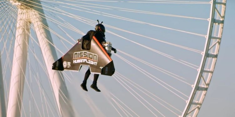 Да потому что он Бэтмен: в Дубае пилот поднялся на реактивном рюкзаке на высоту 2 км (ВИДЕО)